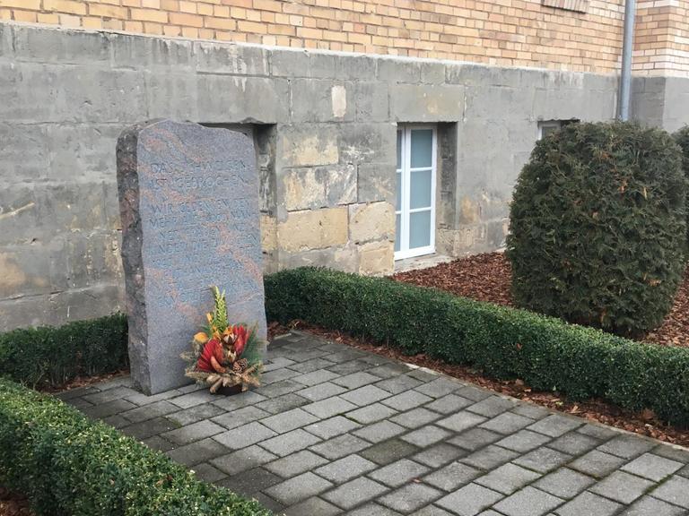 Gedenkstein vor dem Klinikteil in Bernburg, in dem 15.000 Menschen vergast wurden.