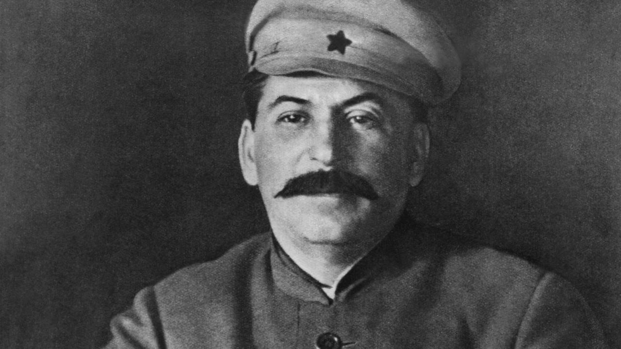 Josef Stalin, eigentlich Iossif Wissarionowitsch Dschugaschwili (geb. 21.12. 1879 in Gori,Georgien - gest. 5.3.1953 in Moskau). Sowjetischer Politiker und Diktator. Stalin war 30 Jahre lang Erster Sekretär der KPDSU und damit faktisch Staatschef der Sowjetunion. Josef Stalin, eigentlich Iossif Wissarionowitsch Dschugaschwili (geb. 21.12. 1879 in Gori,Georgien - gest. 5.3.1953 in Moskau). Sowjetischer Politiker und Diktator. Stalin war 30 Jahre lang Erster Sekretär der KPDSU und damit faktisch Staatschef der Sowjetunion.