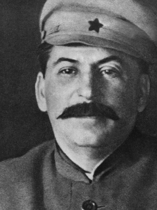 Josef Stalin, eigentlich Iossif Wissarionowitsch Dschugaschwili (geb. 21.12. 1879 in Gori,Georgien - gest. 5.3.1953 in Moskau). Sowjetischer Politiker und Diktator. Stalin war 30 Jahre lang Erster Sekretär der KPDSU und damit faktisch Staatschef der Sowjetunion.