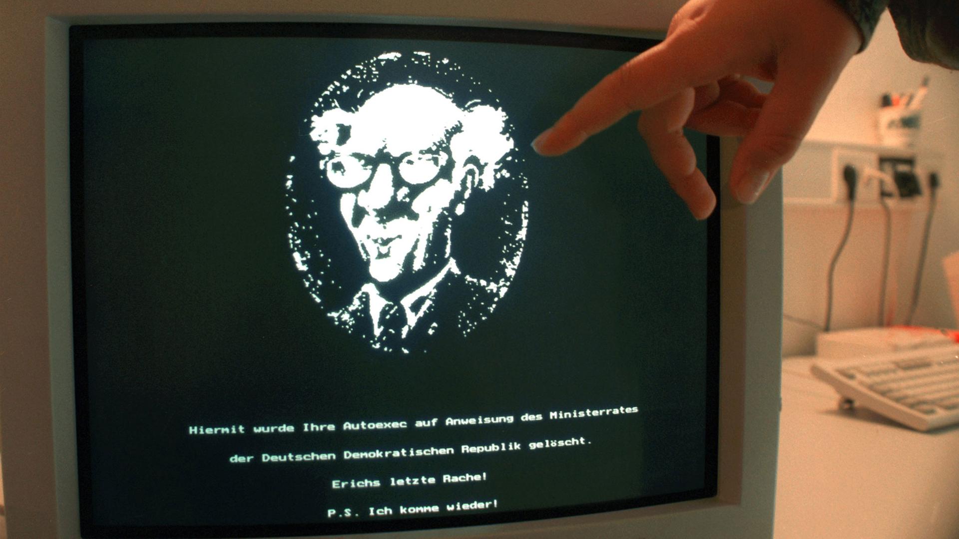 Ein schwarzer Computerbildschirm, auf dem in Weiß das Porträt Erich Honeckers zu sehen ist, darunter die Aufschrift: "Hiermit wurde Ihre Autoexec auf Anweisung des Ministerrates der Deutschen Demokratischen Republik gelöscht. Erichs letzte rache! P.S. Ich komme wieder!". Ein schwarzer Computerbildschirm, auf dem in Weiß das Porträt Erich Honeckers zu sehen ist, darunter die Aufschrift: "Hiermit wurde Ihre Autoexec auf Anweisung des Ministerrates der Deutschen Demokratischen Republik gelöscht. Erichs letzte rache! P.S. Ich komme wieder!".
