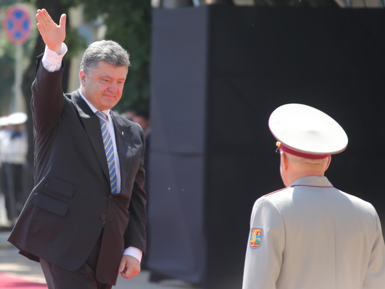 Der neue ukrainische Präsident Petro Poroschenko winkt in Richtung Kamera.