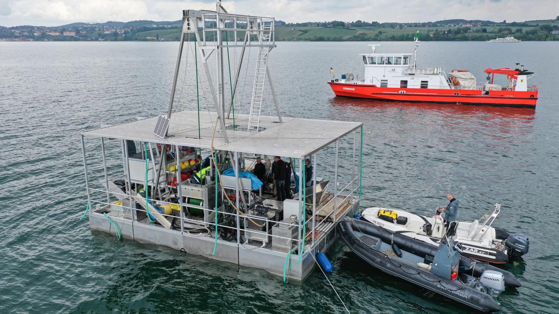 Eine Bohrplattform liegt zwischen Hagnau und Konstanz auf dem Bodensee. Eine Bohrplattform liegt zwischen Hagnau und Konstanz auf dem Bodensee.