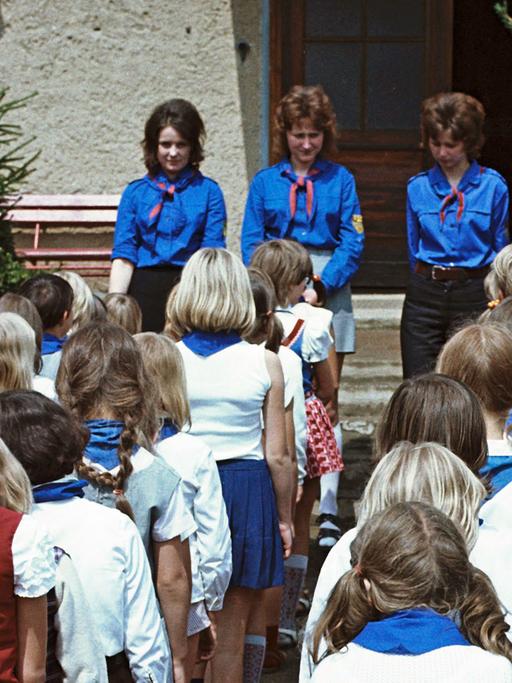 Kinder in Pionierkleidung mit blauen Halstüchern und ihre Betreuer von der FDJ bei einem Appell im Ferienheim des VEB Zemag Zeitz in Schneeberg, in dem die Schüler im Sommer 1972 einen Teil ihrer Schulferien verbringen