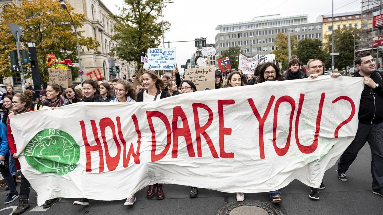 Aktivisten von Fridays for Future demonstrieren mit einem Banner mit der Aufschrift "How Dare You?" Aktivisten von Fridays for Future demonstrieren mit einem Banner mit der Aufschrift "How Dare You?"