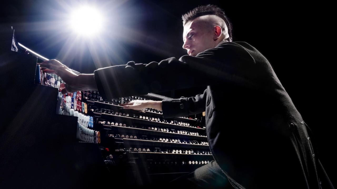 Der Organist Cameron Carpenter spielt auf seiner International Touring Organ Der Organist Cameron Carpenter spielt auf seiner International Touring Organ