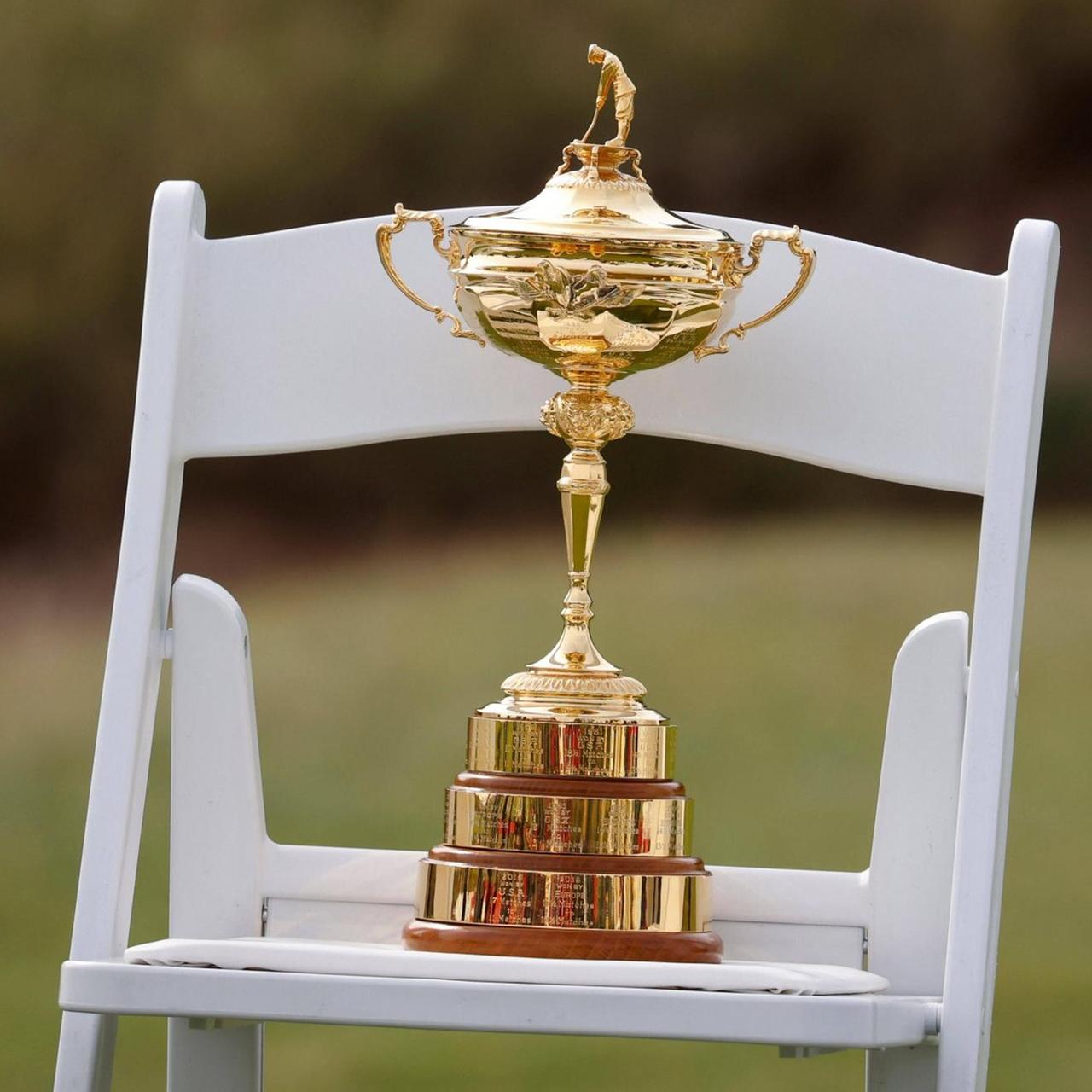Die Ryder-Cup-Trophäe steht auf einem weißen Stuhl Die Ryder-Cup-Trophäe steht auf einem weißen Stuhl