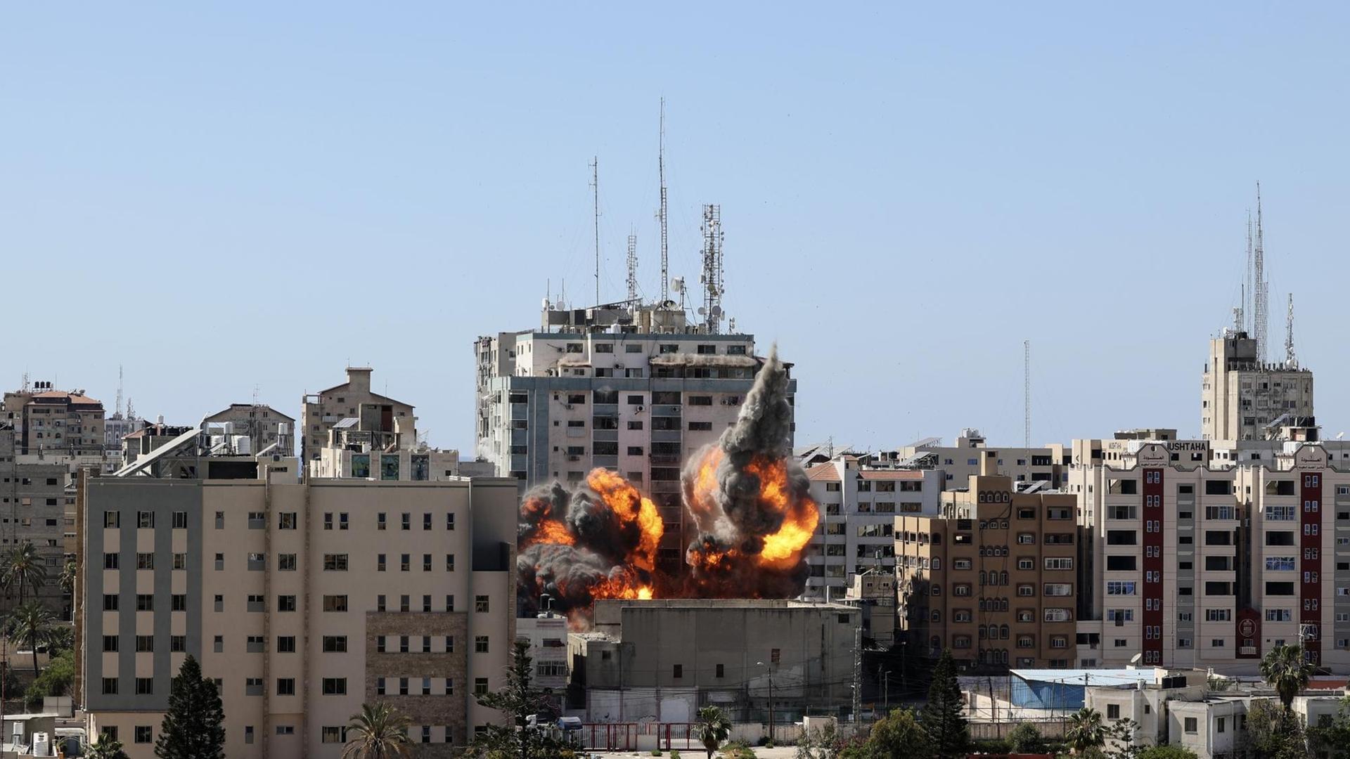 Eine Rakete schlägt während eines Luftangriffs in ein Hochhaus in Gaza ein. Eine Rakete schlägt während eines Luftangriffs in ein Hochhaus in Gaza ein.