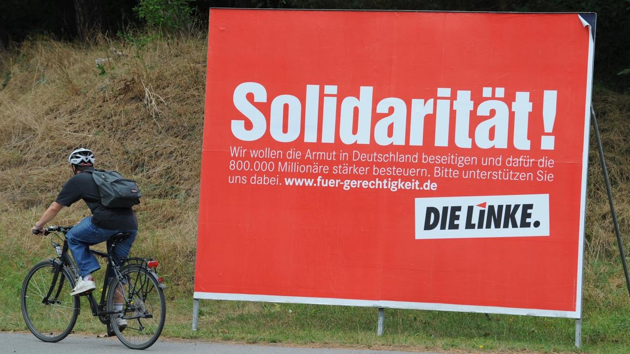 Ein Wahlplakat der Partei Die Linke mit der Aufschrift "Solidarit Ein Wahlplakat der Partei Die Linke mit der Aufschrift "Solidarit