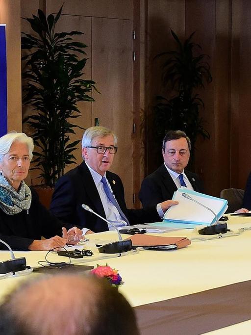 Die Staats- und Regierungschefs und die Spitzen der EU beim Sondergipfel in Brüssel