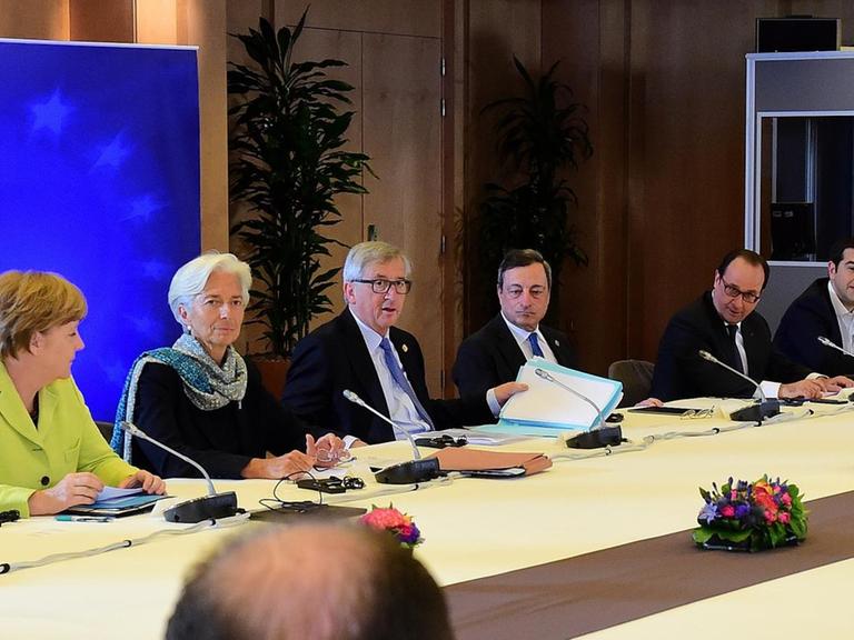 Die Staats- und Regierungschefs und die Spitzen der EU beim Sondergipfel in Brüssel