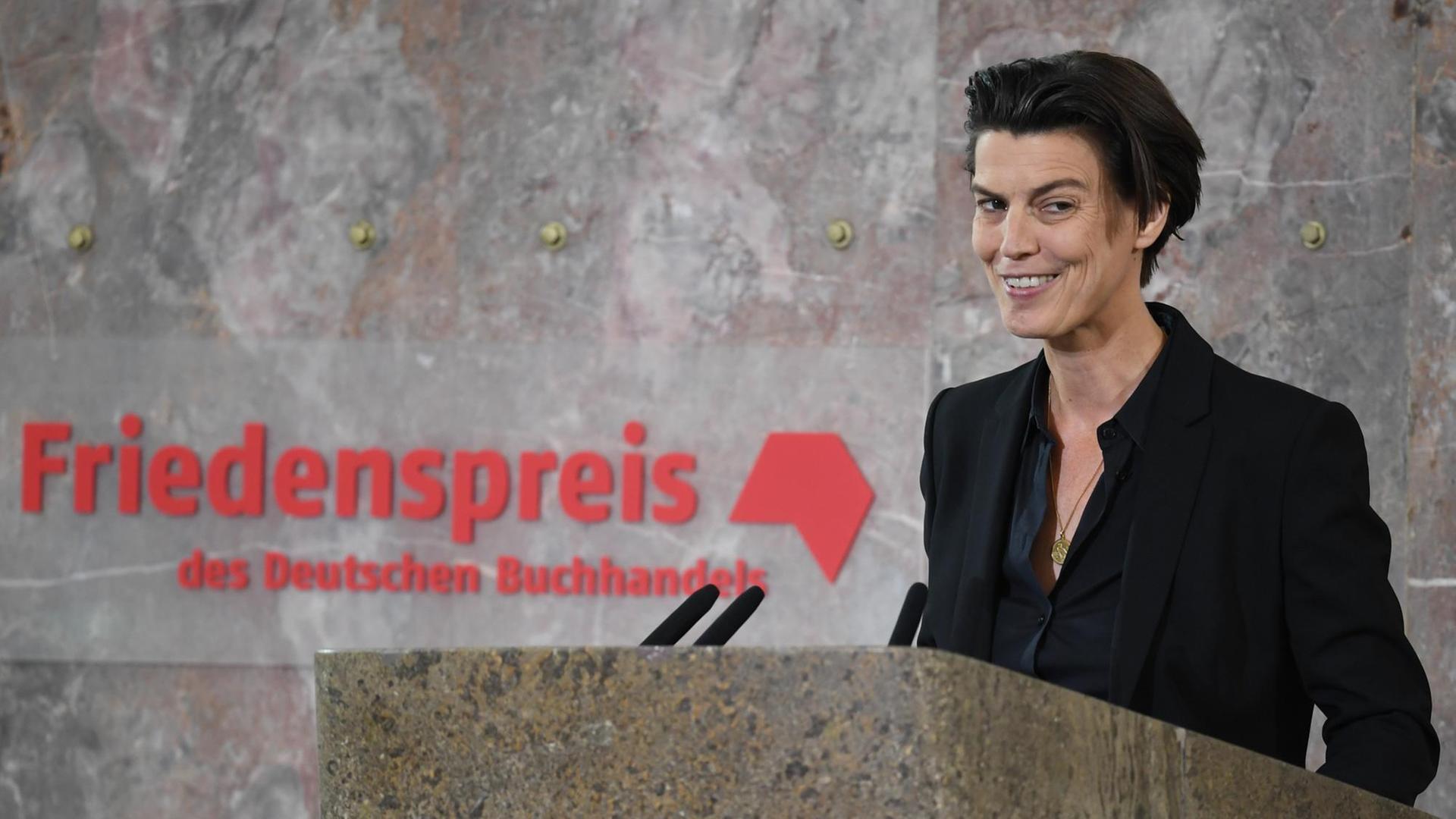 Die Publizistin Carolin Emcke erhält den Friedenspreis des Deutschen Buchhandels. Die Publizistin Carolin Emcke erhält den Friedenspreis des Deutschen Buchhandels.
