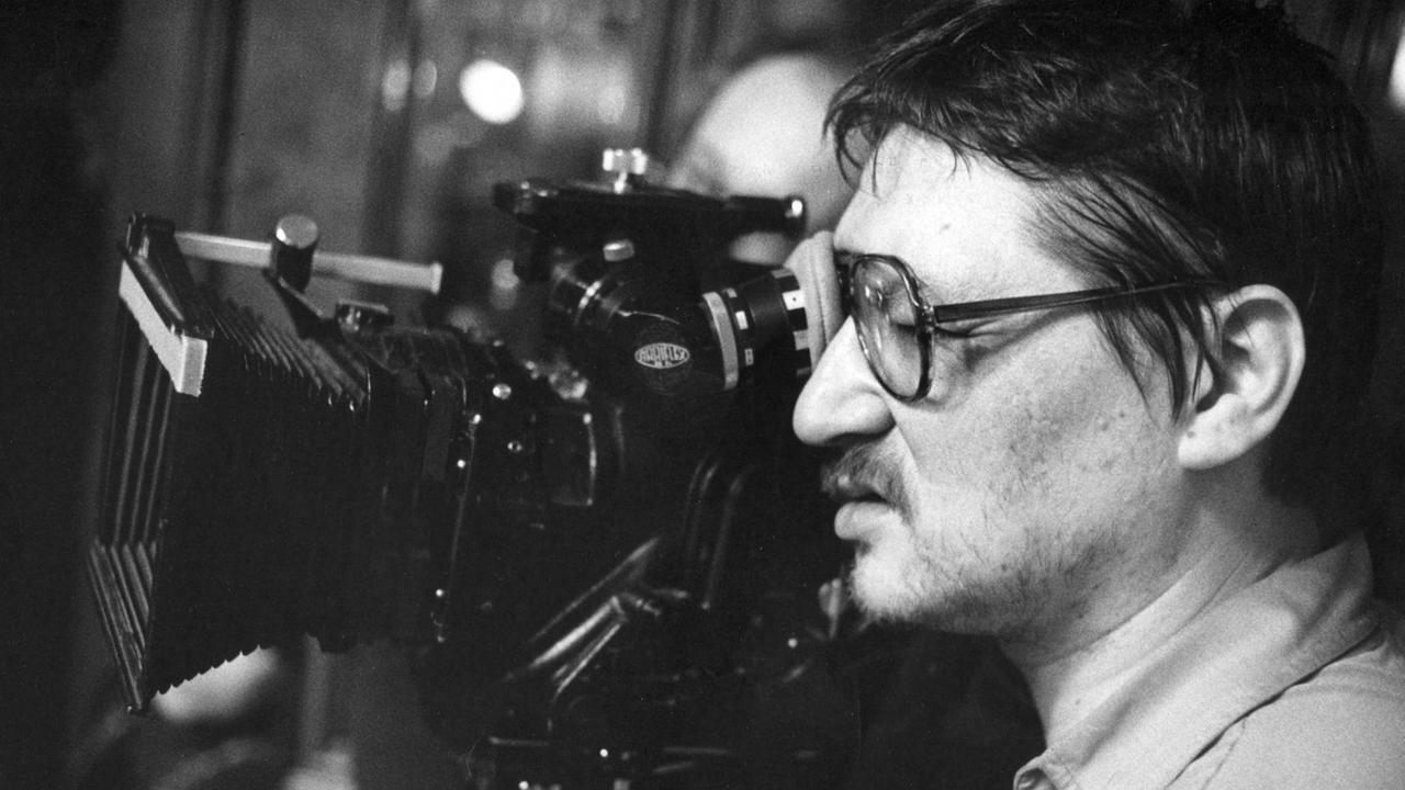 Der Regisseur, Produzent, Autor und Schauspieler Rainer Werner Fassbinder am 16.02.1978 in Coburg bei den Dreharbeiten zu dem Film "Die Ehe der Maria Braun".