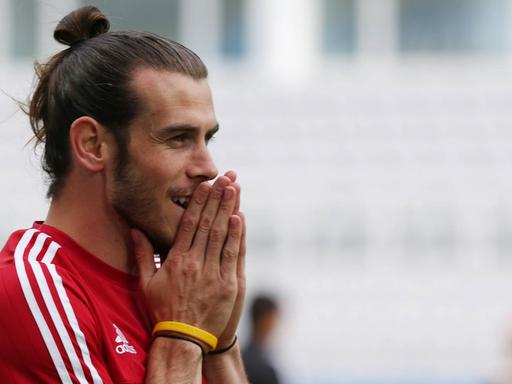 Der walisische Fußballspieler Gareth Bale beim Training in Lens.