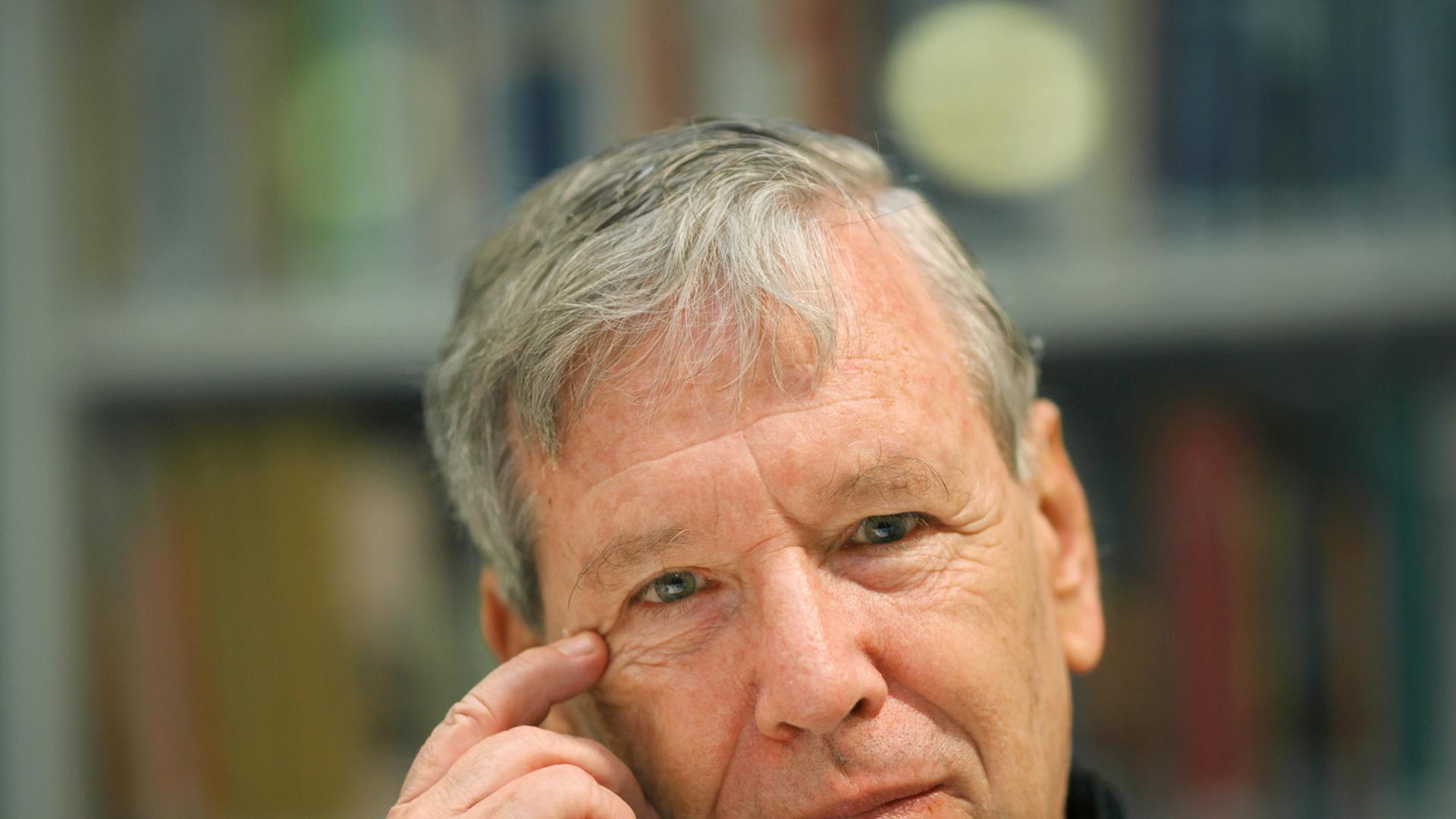Der israelische Schriftsteller Amos Oz im Heinrich Heine Institut in Düsseldorf 2008. Der israelische Schriftsteller Amos Oz im Heinrich Heine Institut in Düsseldorf 2008.