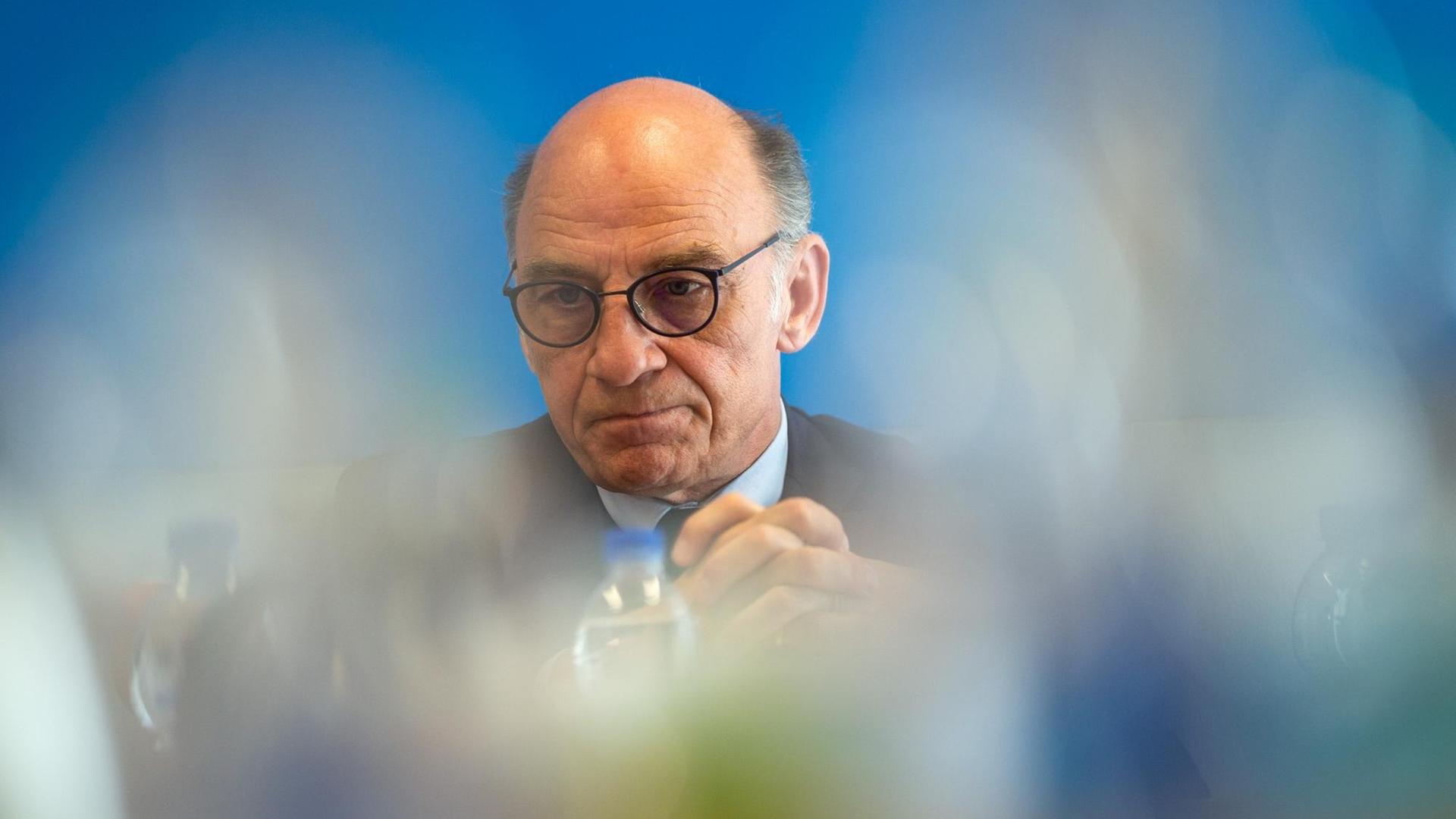 Siegfried Borgwardt, Fraktionsvorsitzender der CDU Sachsen-Anhalt, auf einer Pressekonferenz. Siegfried Borgwardt, Fraktionsvorsitzender der CDU Sachsen-Anhalt, auf einer Pressekonferenz.