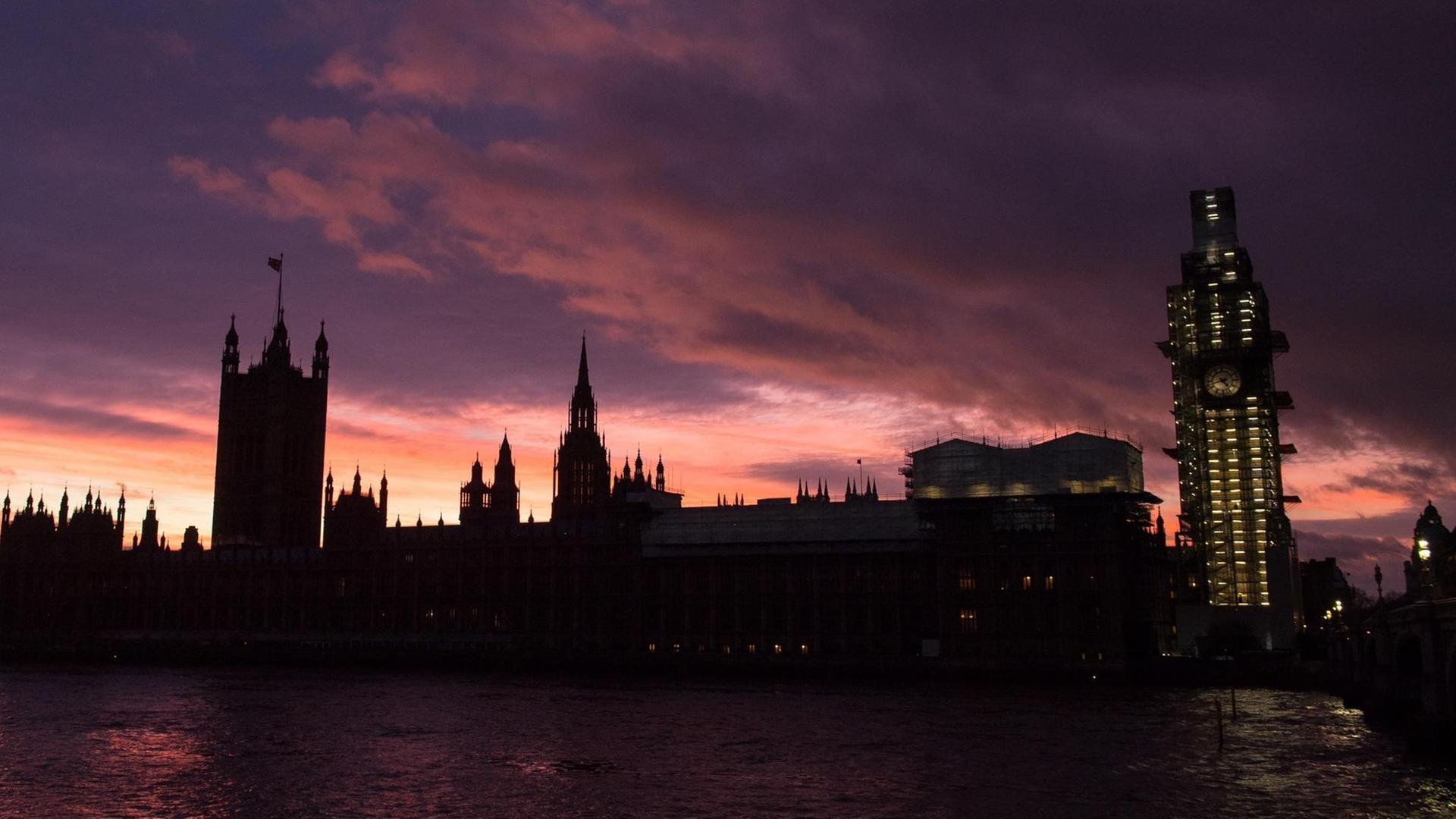 Das Foto zeigt das britische Parlament an der Themse im Abendlicht. Das Foto zeigt das britische Parlament an der Themse im Abendlicht.
