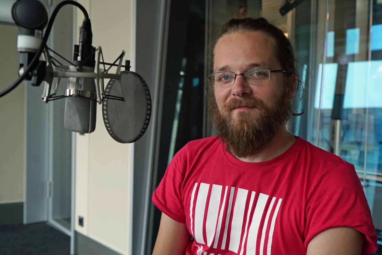 Arne Semsrott im Deutschlandfunk Kultur Studio 9. Arne Semsrott im Deutschlandfunk Kultur Studio 9.