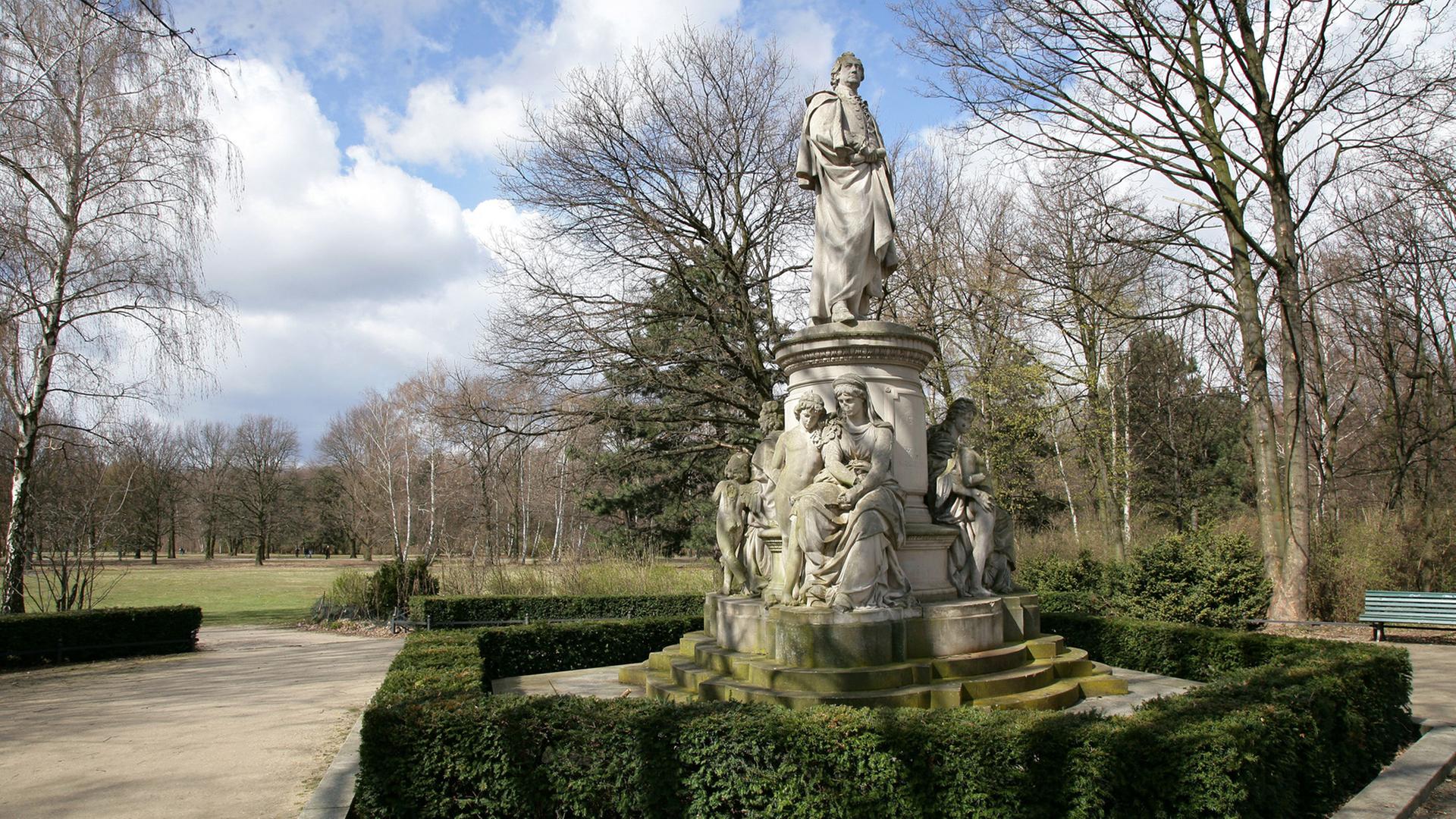Goethe-Denkmal des Bildhauers Fritz Schaper von 1880 im Berliner Tiergarten. Goethe-Denkmal des Bildhauers Fritz Schaper von 1880 im Berliner Tiergarten.