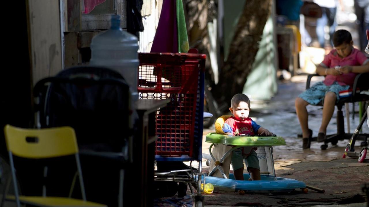 Roma-Kinder im Lager von La Courneuve. Roma-Kinder im Lager von La Courneuve.