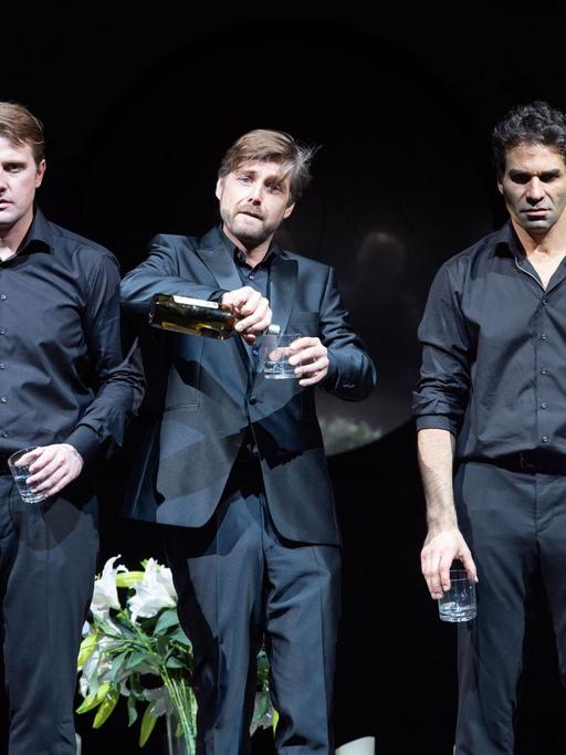 In schwarz gekleidet: Guglielmo (Andrei Bondarenko), Don Alfonso (Michael Nagy), Ferrando (Frédéric Antoun)