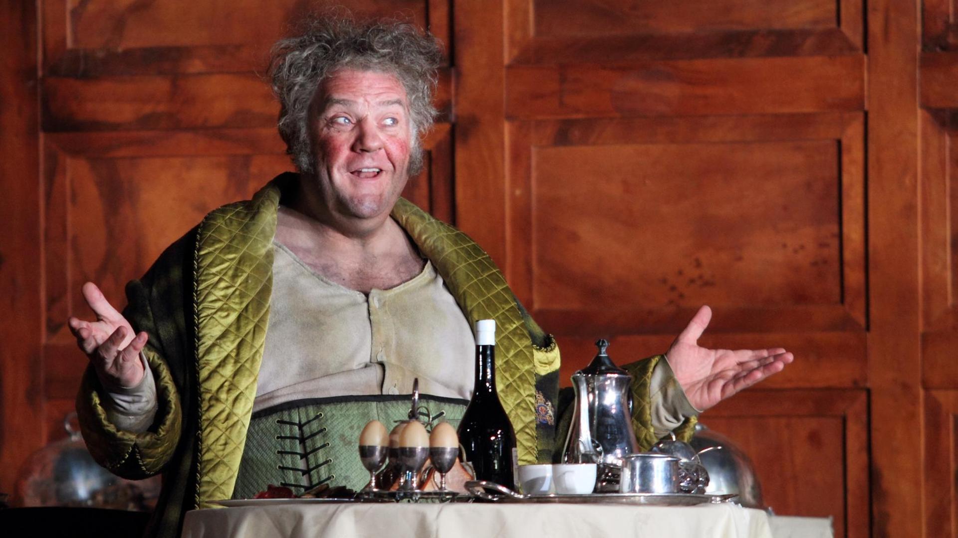 Falstaff (Bryn Terfel) sitzt an seinem reich gedeckten Frühstückstisch Falstaff (Bryn Terfel) sitzt an seinem reich gedeckten Frühstückstisch