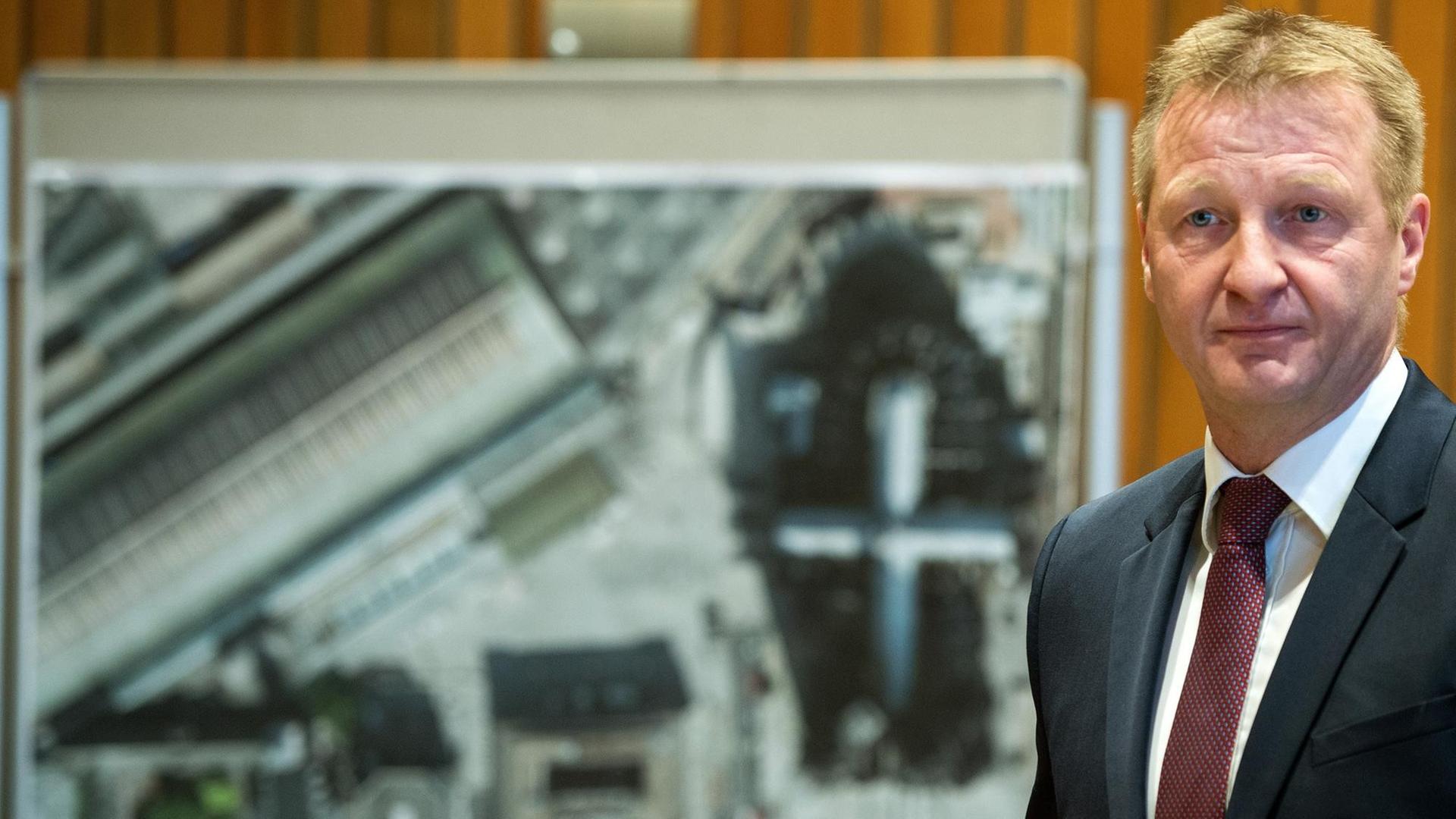 Der nordrhein-westfälische Innenminister Ralf Jäger hat der Kölner Polizei wegen deren Umgang mit dem Silvesterabend in Köln schwerwiegende Vorwürfe gemacht. Der nordrhein-westfälische Innenminister Ralf Jäger hat der Kölner Polizei wegen deren Umgang mit dem Silvesterabend in Köln schwerwiegende Vorwürfe gemacht.