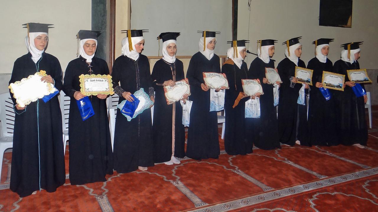 Schulalltag in der syrischen Stadt Irbin: Das Bild zeigt Schülerinnen, die im Jahr 2014 ihr bestandenes Abitur feiern. Schulalltag in der syrischen Stadt Irbin: Das Bild zeigt Schülerinnen, die im Jahr 2014 ihr bestandenes Abitur feiern.