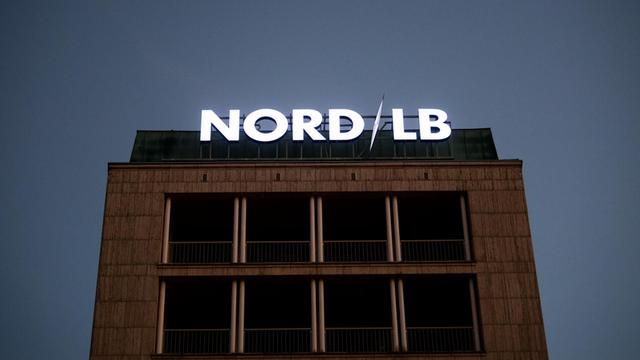 Der Schriftzug der niedersächsischen Landesbank leuchtet auf der Zentrale der NordLB.