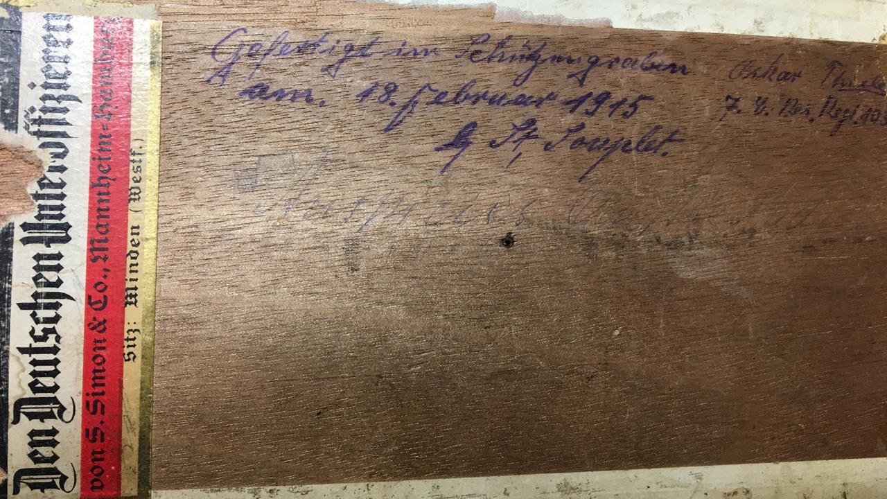 Signatur des Geigenbauers auf dem Rücken. Signatur des Geigenbauers auf dem Rücken.