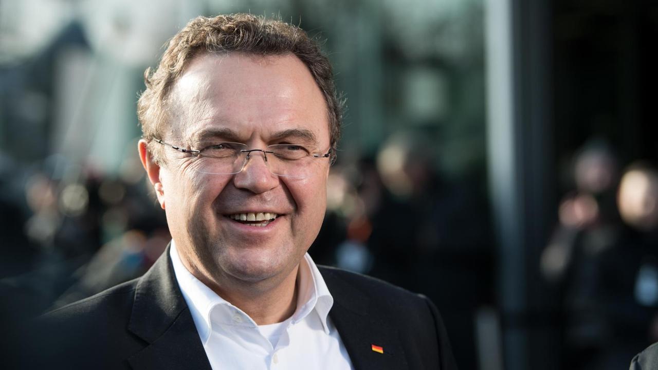 Berlin: Hans-Peter Friedrich (CSU) kommt am Ende der Koalitionsverhandlungen von CDU, CSU und SPD in die CDU-Parteizentrale, das Konrad-Adenauer-Haus. Berlin: Hans-Peter Friedrich (CSU) kommt am Ende der Koalitionsverhandlungen von CDU, CSU und SPD in die CDU-Parteizentrale, das Konrad-Adenauer-Haus.