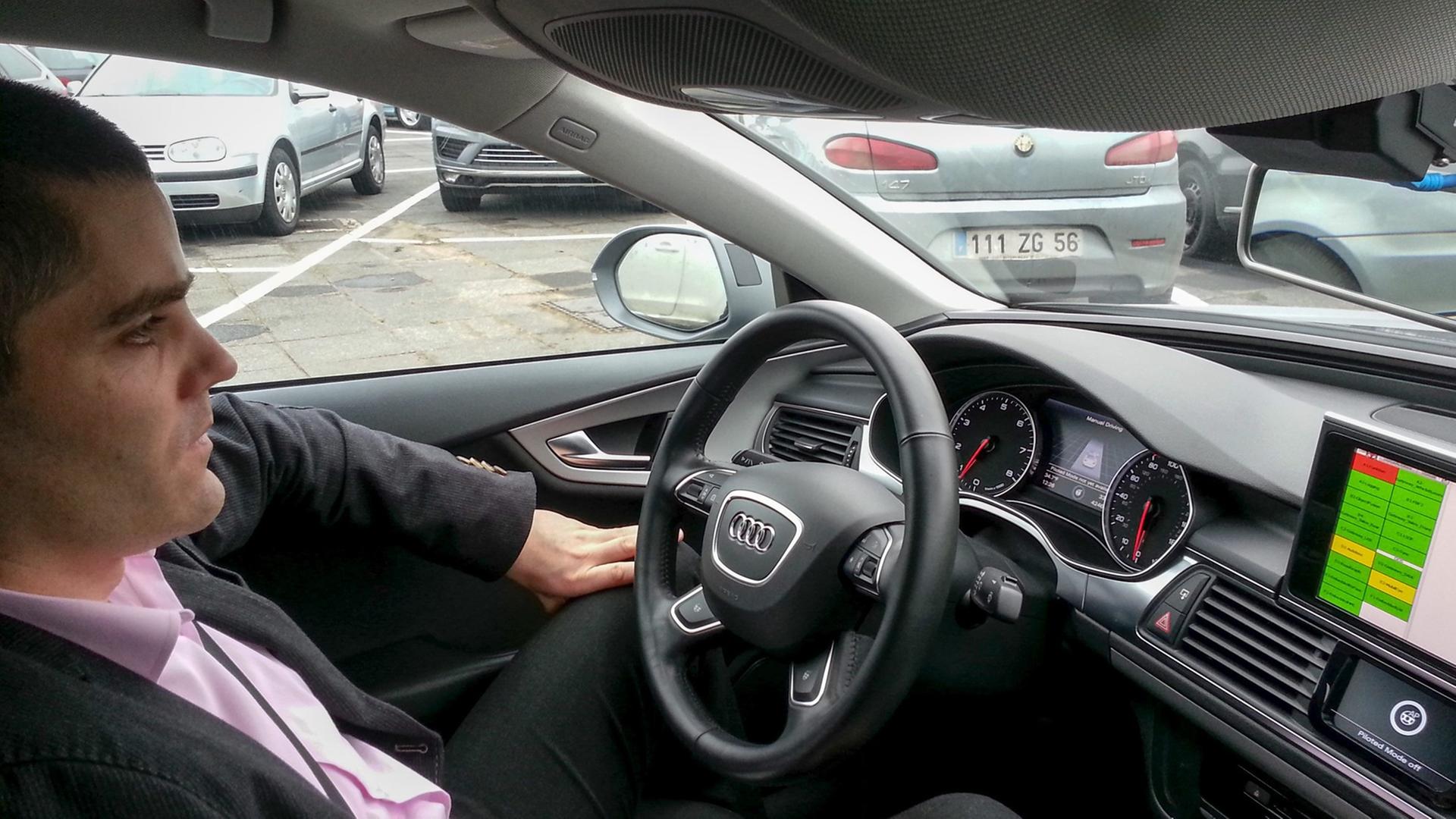Blick in ein Testfahrzeug, das auf bestimmten Autobahnabschnitten autonom fährt. 