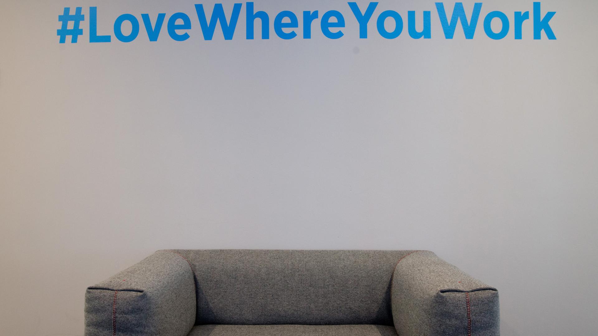 Ein Sessel steht unter dem Hashtag "Love Where You Work" in den neuen Büroräumen des Kurznachrichtendienstes Twitter Deutschland in Hamburg. Ein Sessel steht unter dem Hashtag "Love Where You Work" in den neuen Büroräumen des Kurznachrichtendienstes Twitter Deutschland in Hamburg.