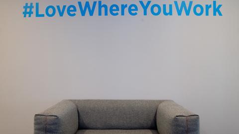 Ein Sessel steht unter dem Hashtag "Love Where You Work" in den neuen Büroräumen des Kurznachrichtendienstes Twitter Deutschland in Hamburg.