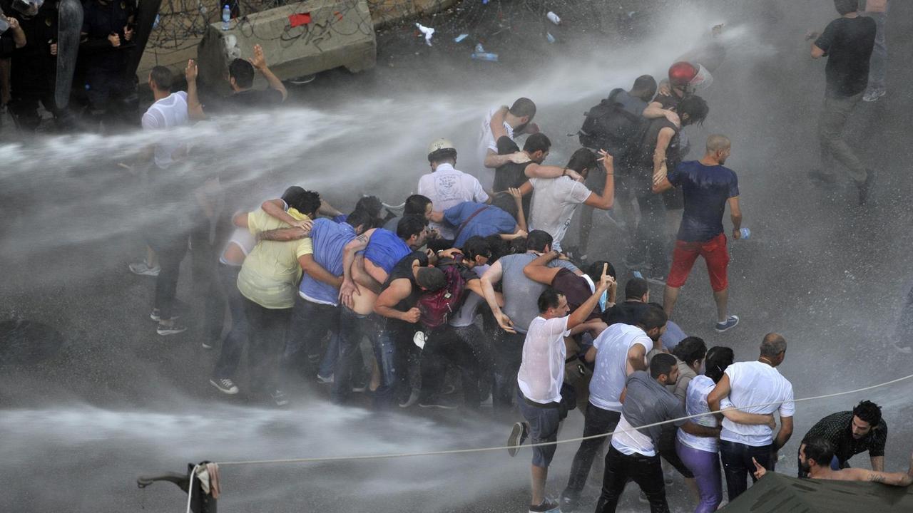 Wasserwerfer im Einsatz gegen Demonstranten in der libanesischen Hauptstadt Beirut. Wasserwerfer im Einsatz gegen Demonstranten in der libanesischen Hauptstadt Beirut.