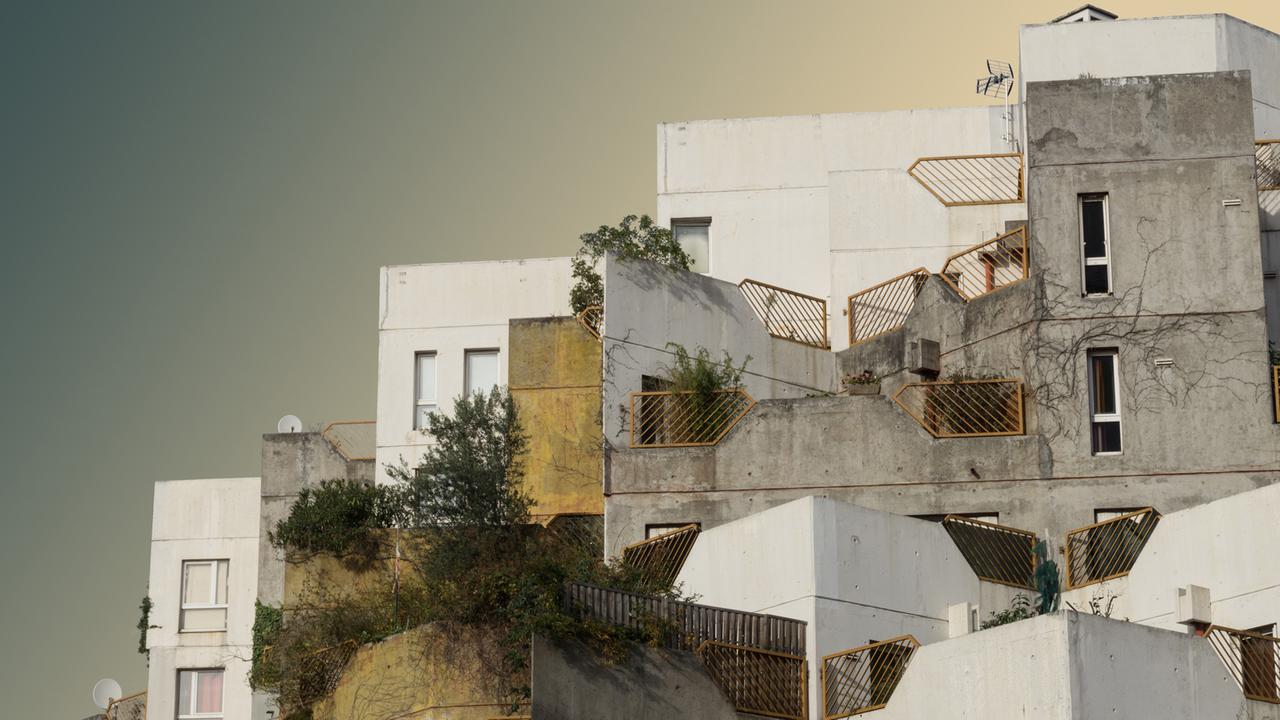 Eine Art Berglandschaft aus begrünten Betonterrassen: Die Wohnkomplexe in Ivry-sur-Seine bei Paris wurden in den Jahren 1971 bis 1986 von der französischen Architektin Renée Gailhoustet gebaut. Eine Art Berglandschaft aus begrünten Betonterrassen: Die Wohnkomplexe in Ivry-sur-Seine bei Paris wurden in den Jahren 1971 bis 1986 von der französischen Architektin Renée Gailhoustet gebaut.