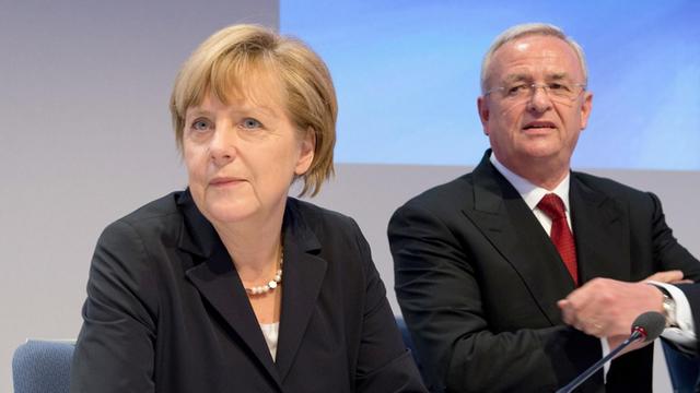 Bundeskanzlerin Angela Merkel (CDU) und der Vorstandsvorsitzende der Volkswagen AG, Martin Winterkorn, sitzen am 03.04.2014 im Hotel Interconti in Berlin während des Wirtschaftstages der CDU nebeneinander.