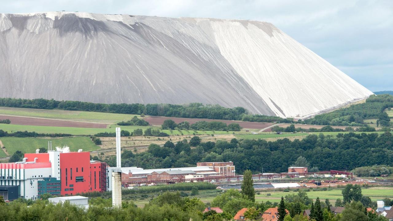 Das Wintershall-Stammwerk Werra der K+S-Gruppe bei Heringen vor der gigantischen Kali-Halde. Das Wintershall-Stammwerk Werra der K+S-Gruppe bei Heringen vor der gigantischen Kali-Halde.