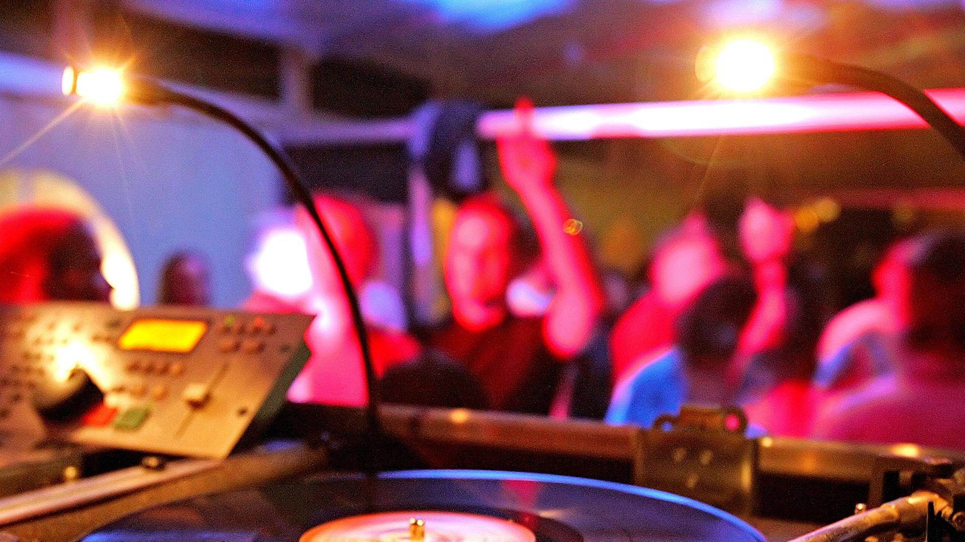 Der Plattenspieler (Turntables) einer Musikanlage Der Plattenspieler (Turntables) einer Musikanlage