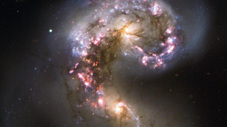 Die Antennen-Galaxien, bei denen zwei Sternsysteme miteinander kollidieren, zeigen aufgrund dieser Kollision derzeit eine extreme Sternentstehungsrate. Die Antennen-Galaxien, bei denen zwei Sternsysteme miteinander kollidieren, zeigen aufgrund dieser Kollision derzeit eine extreme Sternentstehungsrate.