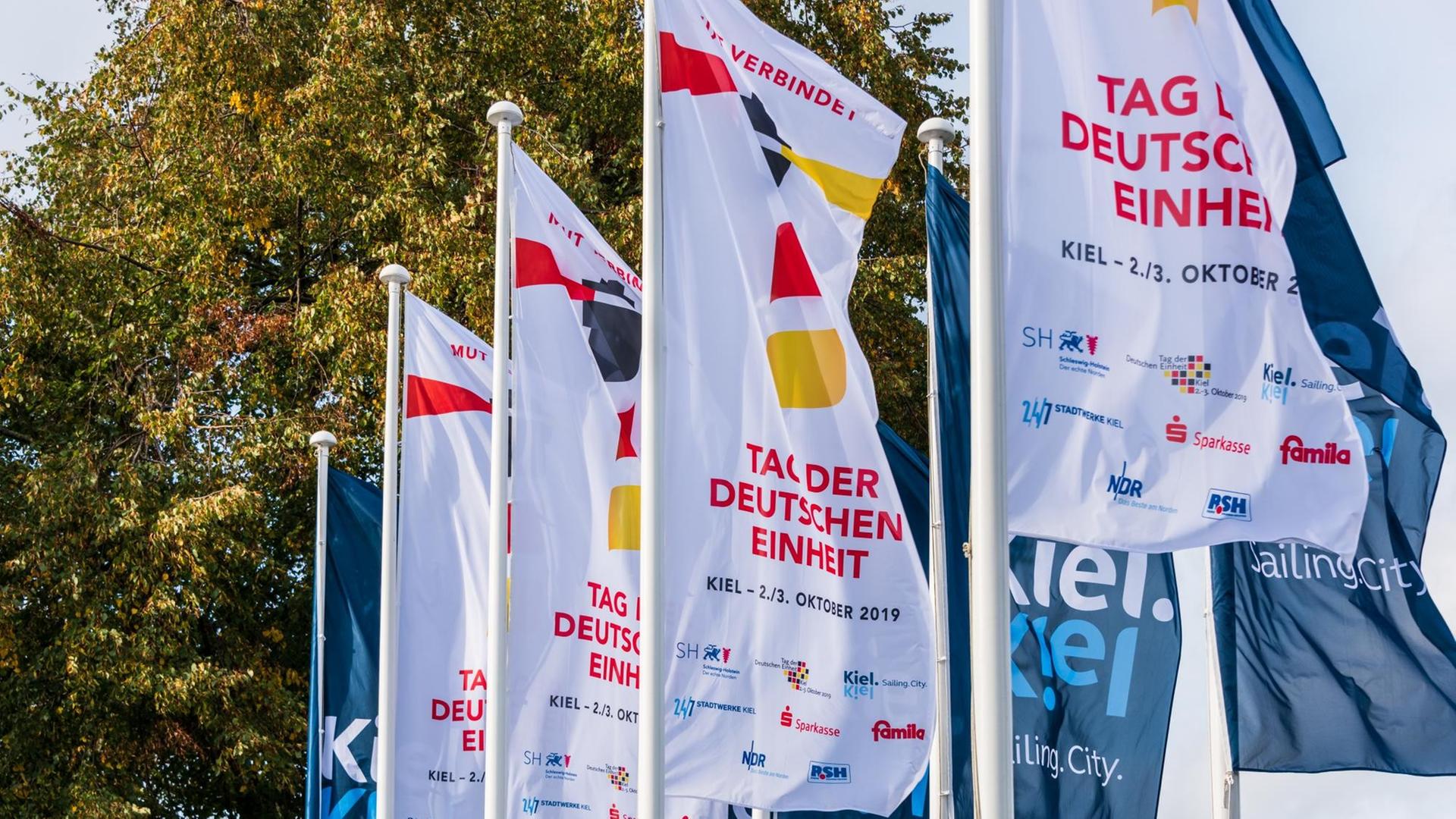 Kiel Nationalfeiretag am 3. Okt. 2019: Überall an den markanten Punkten in der Innestadt und der Kielline ist für die Feier geflaggt. Kiel Nationalfeiretag am 3. Okt. 2019: Überall an den markanten Punkten in der Innestadt und der Kielline ist für die Feier geflaggt.