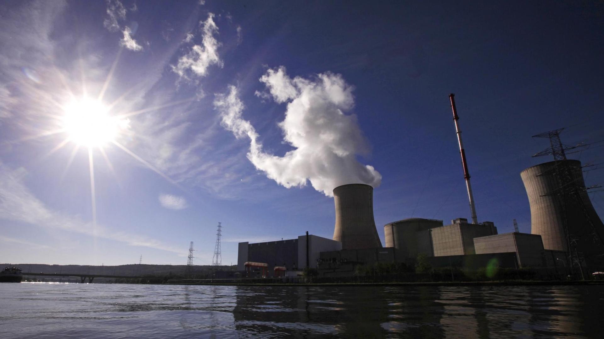 Das umstrittene Atomkraftwerk in Tihange, Belgien. Das umstrittene Atomkraftwerk in Tihange, Belgien.