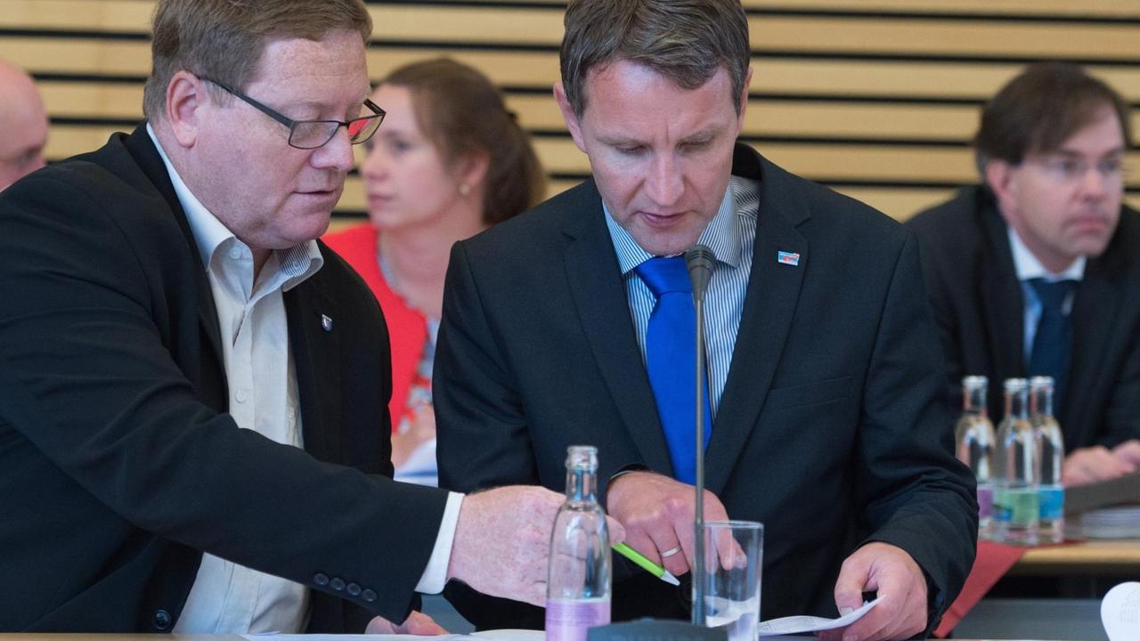 Jörg Henke wendet sich zu Björn Höcke. Jörg Henke wendet sich zu Björn Höcke.