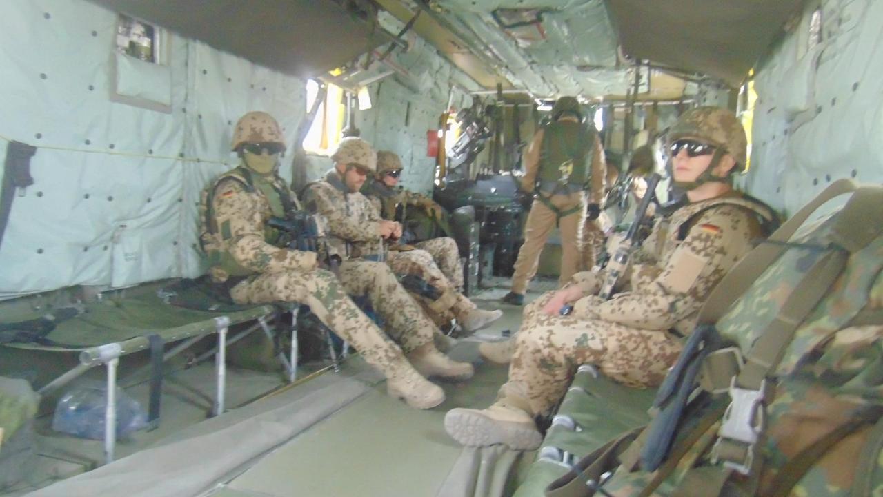 Soldaten der Bundeswehr in einem Helikopter unterwegs zu einem Kurz-Einsatz als Berater nach Kundus/ Afghanistan. Soldaten der Bundeswehr in einem Helikopter unterwegs zu einem Kurz-Einsatz als Berater nach Kundus/ Afghanistan.