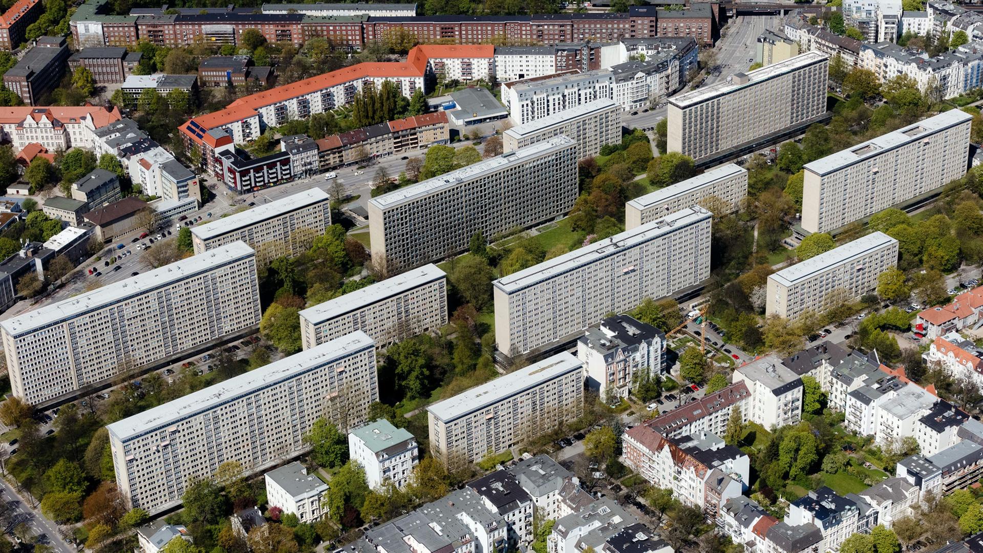Die denkmalgeschützten Grindelhochhäuser, aufgenommen 2016 in Hamburg-Harvestehude von Süd-Osten aus Die denkmalgeschützten Grindelhochhäuser, aufgenommen 2016 in Hamburg-Harvestehude von Süd-Osten aus