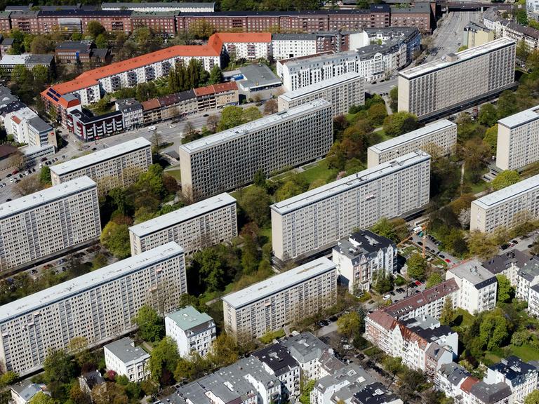 Die denkmalgeschützten Grindelhochhäuser, aufgenommen 2016 in Hamburg-Harvestehude von Süd-Osten aus