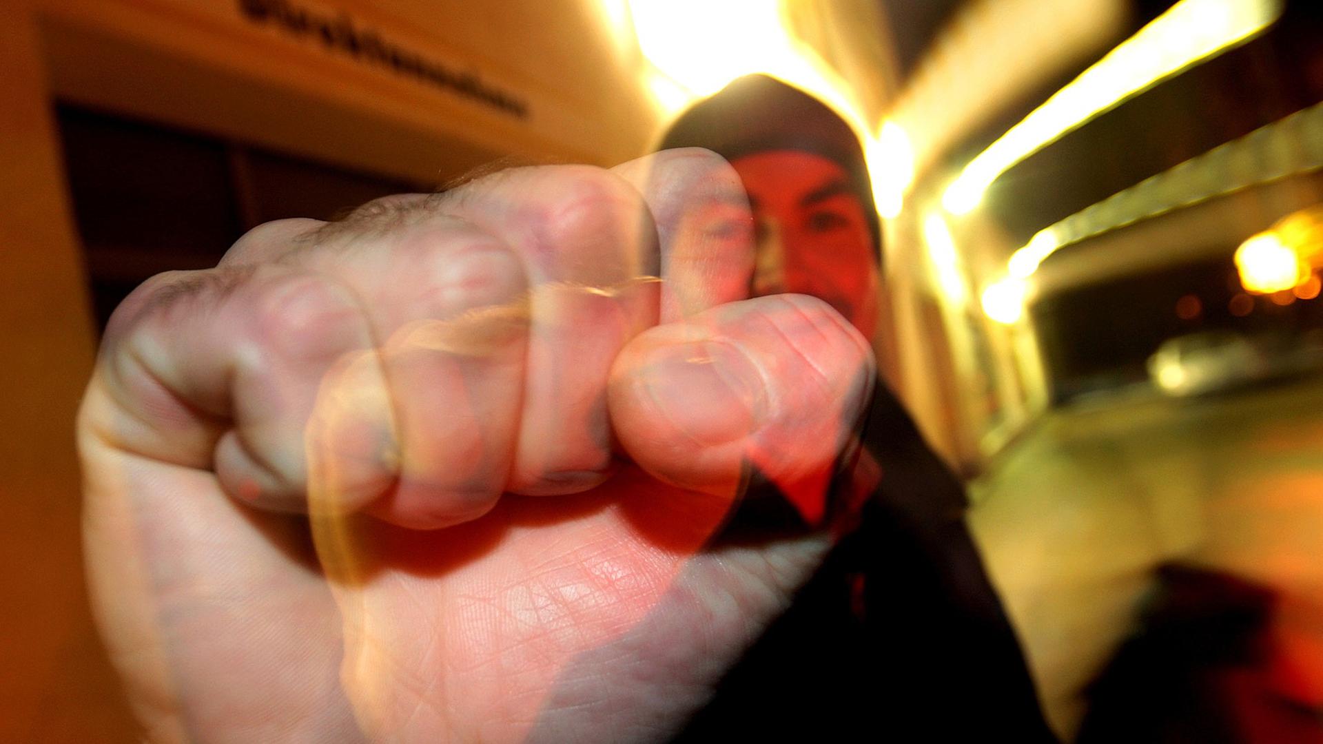 Ein junger Mann hebt seine geballte Faust Ein junger Mann hebt seine geballte Faust