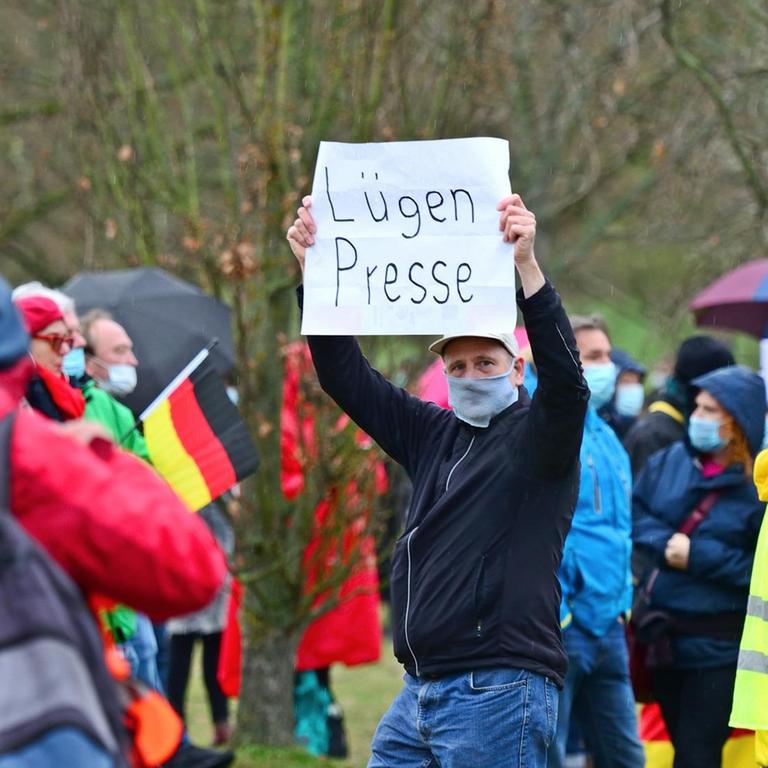 Eine "Querdenken"-Demonstration in Frankfurt am Main, bei der eine "gleichgeschaltete Presse" krisitisiert wird. 