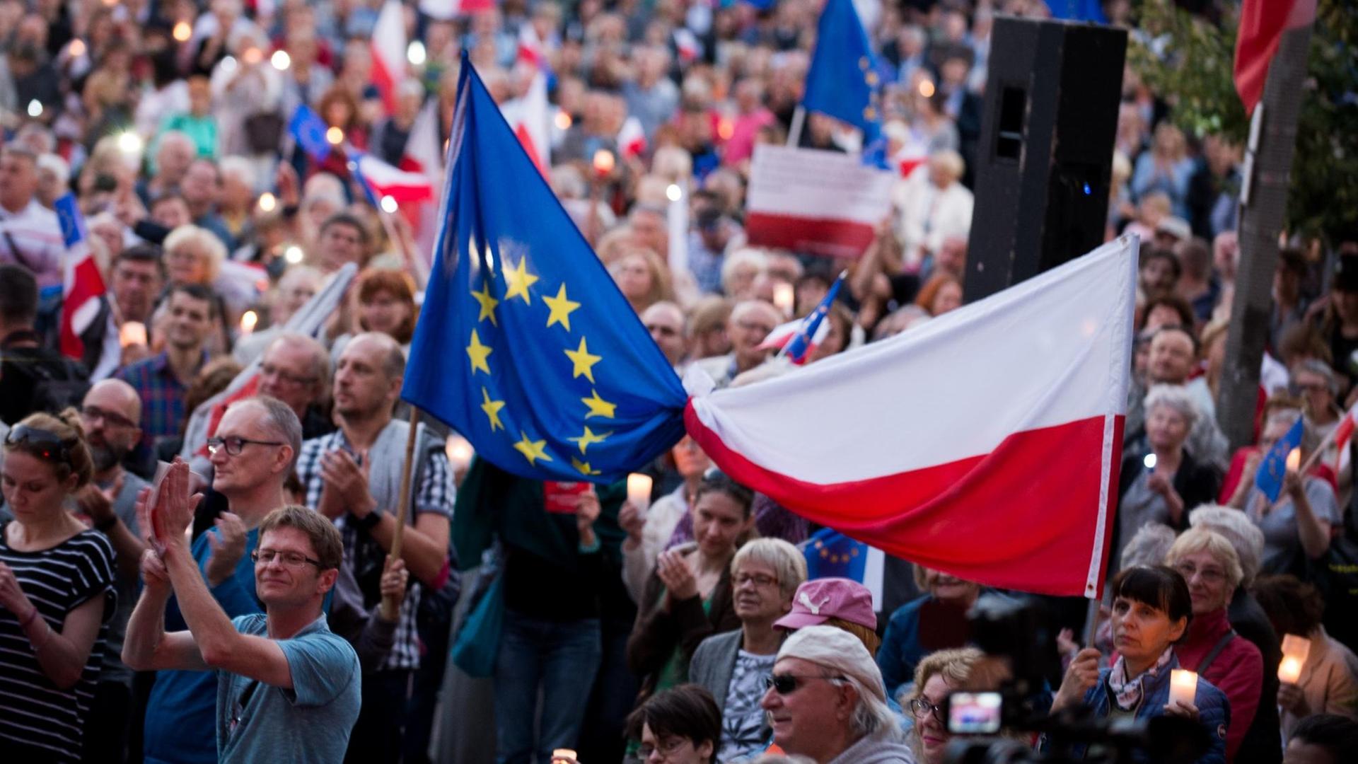 Polen, Krakau: Menschen protestieren gegen eine Justizreform, die vorsieht, dass Richter des Obersten Gerichts bereits mit 65 statt bisher 70 Jahren in den Ruhestand gehen. Polen, Krakau: Menschen protestieren gegen eine Justizreform, die vorsieht, dass Richter des Obersten Gerichts bereits mit 65 statt bisher 70 Jahren in den Ruhestand gehen.