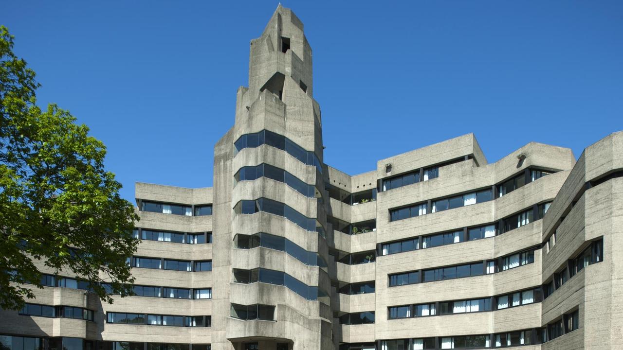 Blick auf das Bensberger Rathaus, ein mehrstöckiger, grauer Betonbau. Blick auf das Bensberger Rathaus, ein mehrstöckiger, grauer Betonbau.