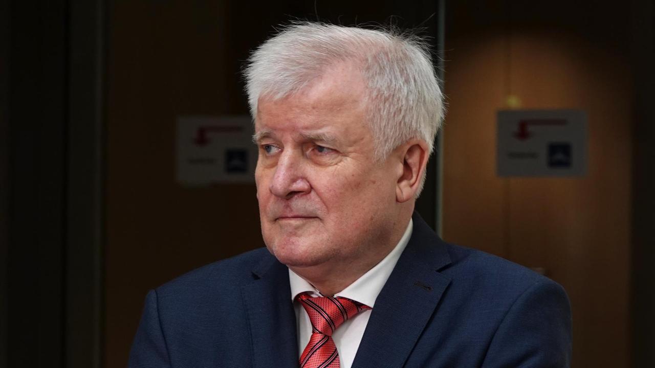 Bundesinnenminister Horst Seehofer schaut nachdenklich. Bundesinnenminister Horst Seehofer schaut nachdenklich.